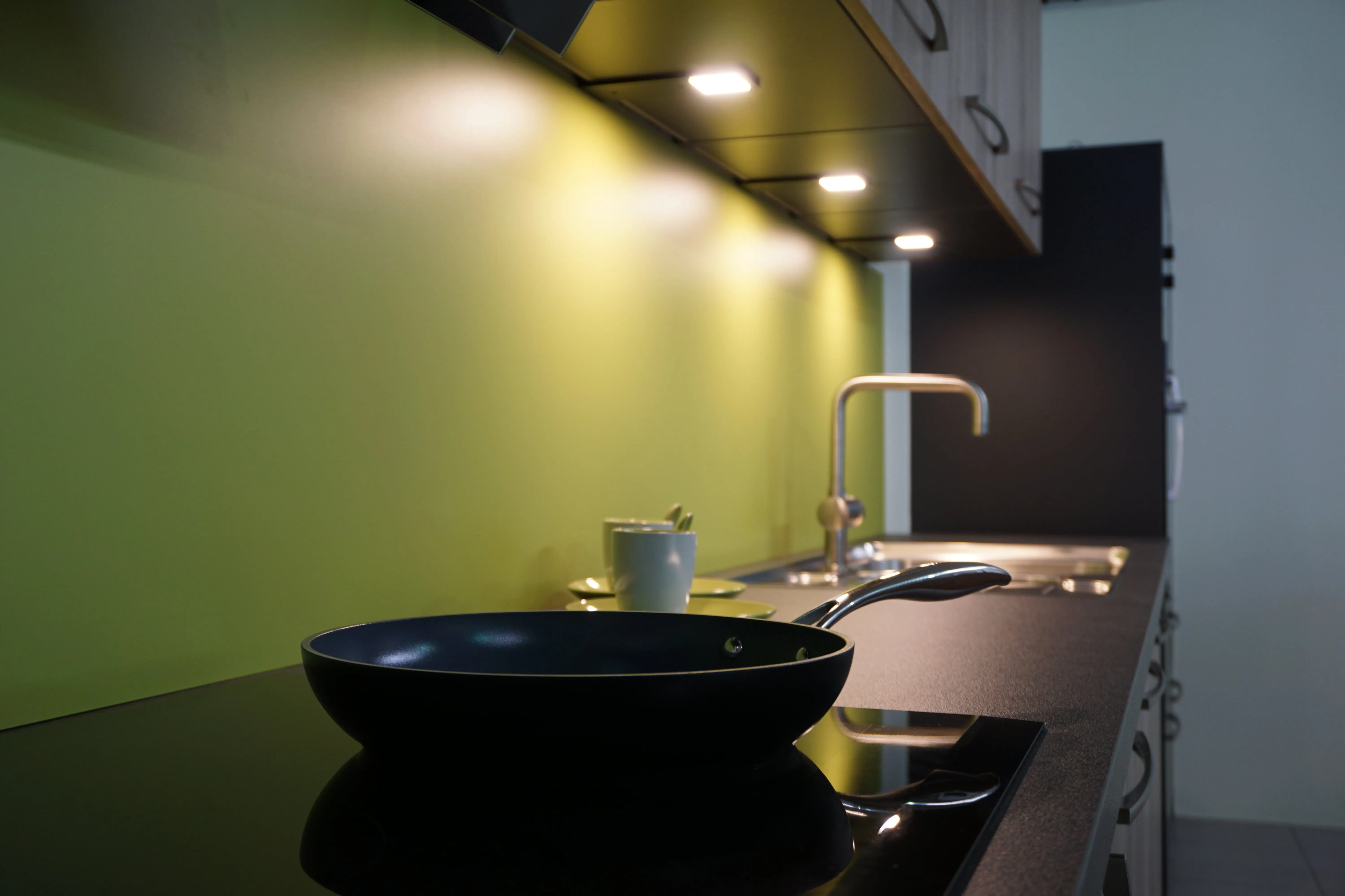 Aluminium rugwand op maat in een keuken